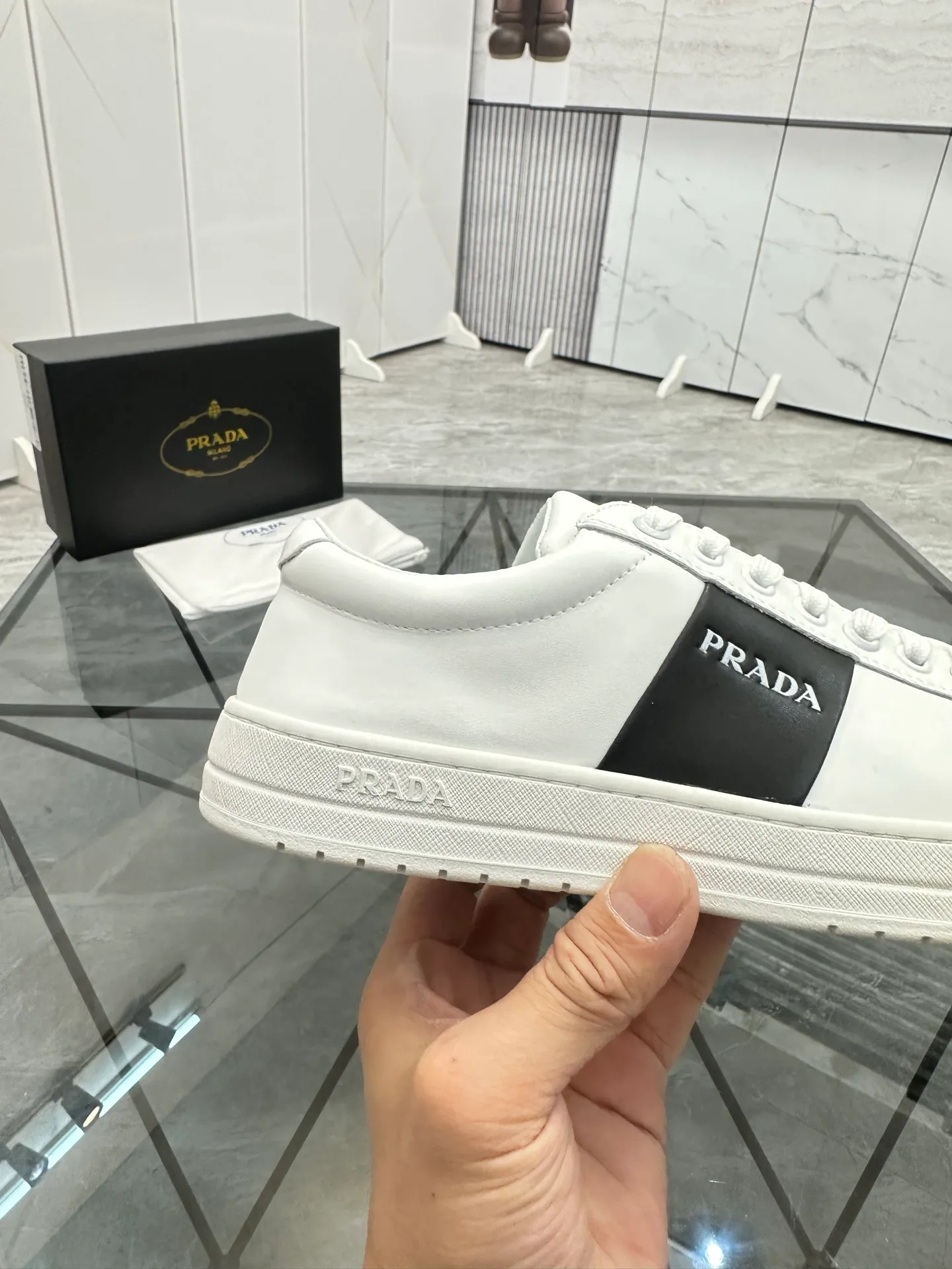 Men's shoes: 💰P400¥ Product trademark: Prada *"Prada*" low-top casual shoes Regular size: 38-44 (can be customized to 45) Product materials: imported cowhide upper, sheepskin lining, original outsole. Number: 020
